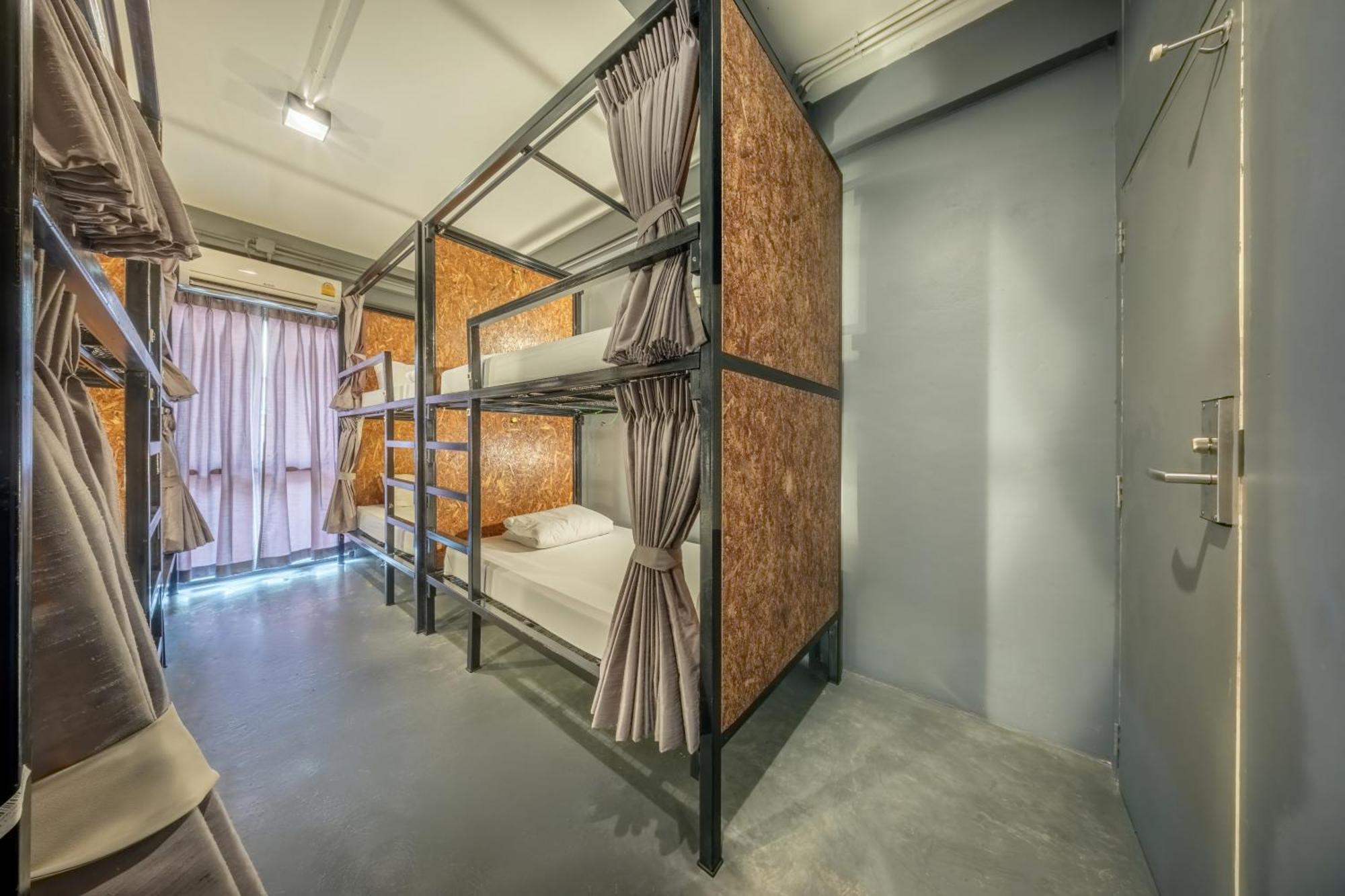 Ralph Bangkok Hostel Exterior photo