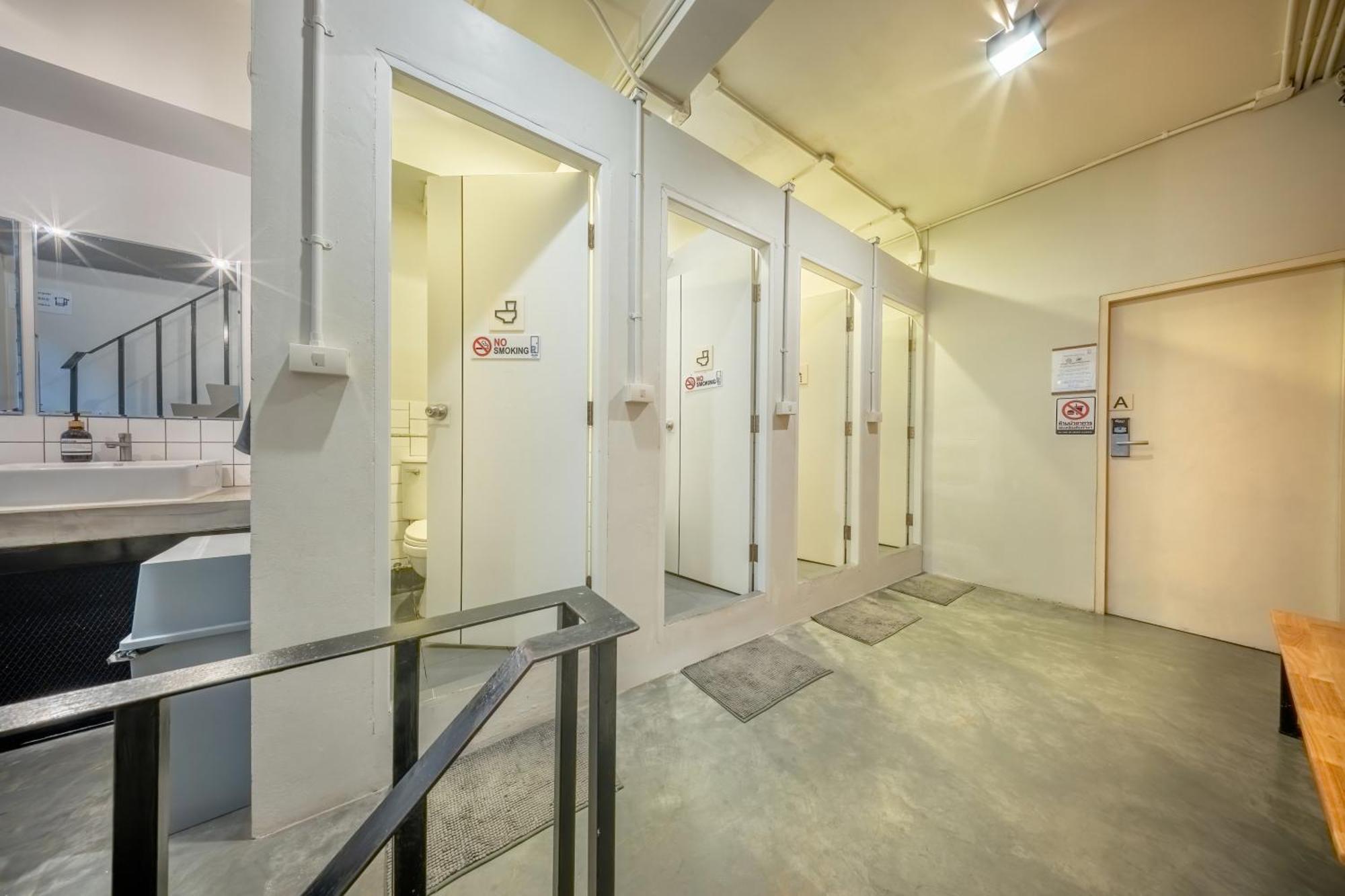 Ralph Bangkok Hostel Exterior photo